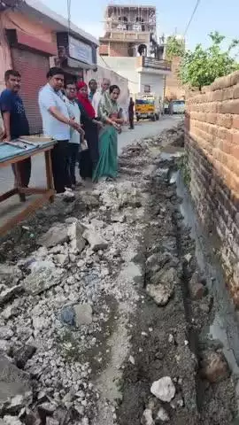 साढौरा: सढ़ौरा: वार्ड 4 में नाली निर्माण में घटिया सामग्री का इस्तेमाल, नपा चेयरपर्सन ने काम रुकवाया