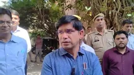 संभल: संभल में दिव्यांग लोगों के लिए केंद्र खोलने को लेकर जिला अधिकारी डॉ. राजेंद्र पेंसिया ने अधिकारियों को निर्देश दिए