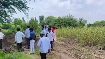 बदनापूर: मालेवाडी येथे मातंग समाज दफनभूमीचे बेकायदेशीर रित्या उत्खनन केल्याप्रकरणी तहसीलदारांनी जेसीपी व ट्रॅक्टर केले जप्त