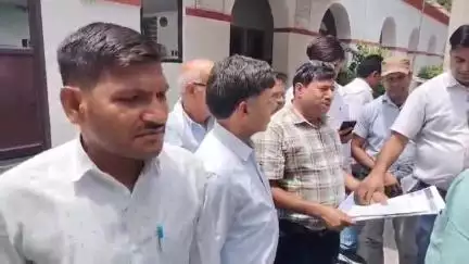 इटावा: ऋषि पूरम कॉलोनी एवं टीचर्स कॉलोनी में जलभराव की समस्या से परेशान वाशिंदों ने जिलाधिकारी को दिया शिकायती पत्र #jansamasya