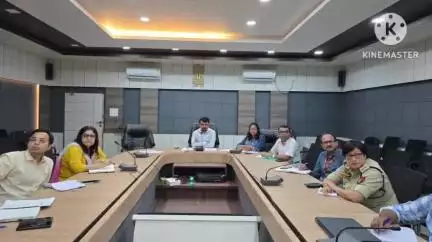 তিনিচুকীয়া: জিলাখনৰ ১৮ বছৰৰ অনুৰ্ধ্বৰ লোকক আধাৰ কাৰ্ডৰ ব্যৱস্থাৰ সন্দৰ্ভত সদৰত 

জিলা আয়ুক্ত স্বপ্নীল পালৰ সভা অনুষ্ঠিত