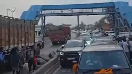 गोला: ईडी से जमानत पर रिहा हुए चिल्लूपार के पूर्व विधायक का सहजनवा में समर्थकों ने फूलमालाओं से स्वागत किया