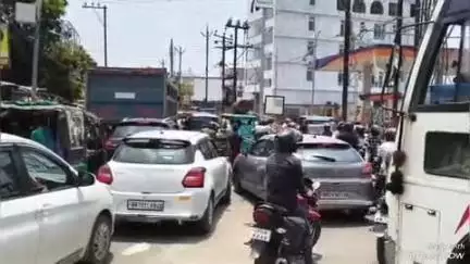 देवघर: बैद्यनाथपुर चौक पर अचानक जाम लगने से लोगों को आवाजाही में हुई परेशानी
