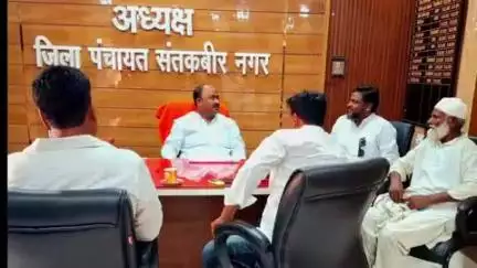 खलीलाबाद: जिला पंचायत कार्यालय पर जिला पंचायत अध्यक्ष बलिराम यादव ने ग्रामीण क्षेत्र से आए लोगों की सुनी समस्याएं