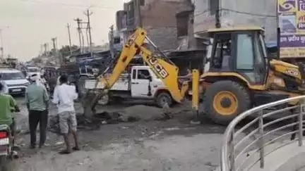 फर्रुखाबाद: पांचालघाट चौराहा पर इटावा-बरेली हाईवे पर नाले का पानी बहने से टूटे हाईवे को दुरुस्त करने में प्रशासन जुटा, लगा जाम