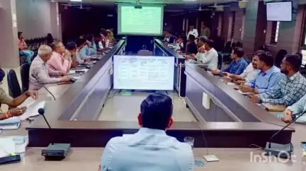 જૂનાગઢ: કલેકટર કચેરી ખાતે જિલ્લાની પ્રિ- મોન્સૂન કામગીરીની સર્વગ્રાહી સમીક્ષા કરતા જિલ્લા કલેકટર અનિલકુમાર રાણાવસિયા