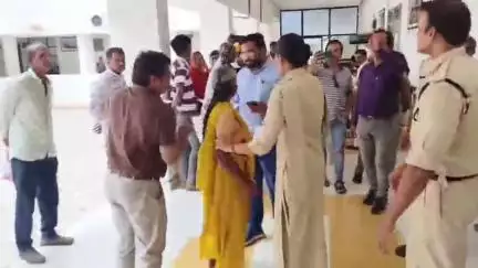 रतलाम नगर: एसडीएम ने महिला को धक्का दिया, वीडियो वायरल, मध्य प्रदेश मानव अधिकार आयोग ने कलेक्टर से मांगी जांच रिपोर्ट