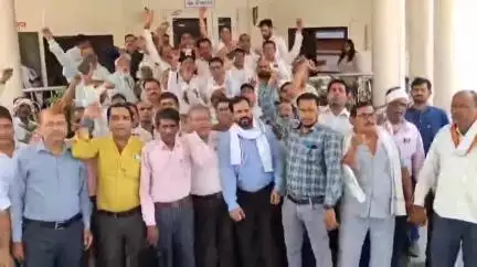 झांसी: 6 हजार पदों को मृत संवर्ग घोषित किये जाने के विरोध में सिंचाई विभाग ने डीएम को सौपा ज्ञापन #jansamasya