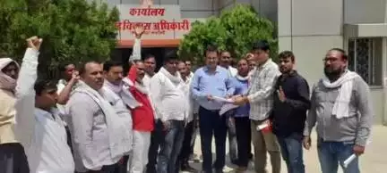 सकलडीहा: रोजगार सेवक पर हमले के विरोध में आक्रोश, संगठन ने सकलडीहा ब्लाक परिसर में किया प्रदर्शन, हमलावर की गिरफ्तारी की मांग