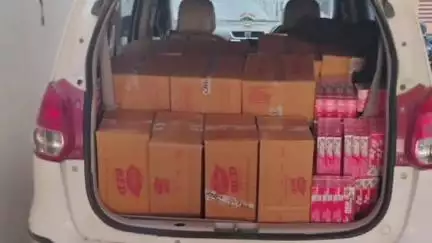 नौतनवा: छपवा टोल प्लाजा के पास कार पर लदे नेपाली कास्मेटिक सामान के साथ एक आरोपी को किया गया गिरफ्तार