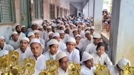 निचलौल: निचलौल में योगी सरकार के निर्देश पर मदरसों की तस्वीर बदल रही है, आधुनिक शिक्षा की ओर बढ़ रहे हैं कदम