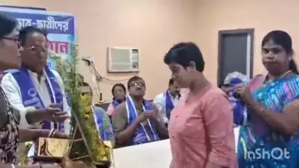 বর্ধমান ১: বর্ধমান লায়ন্স ক্লাবের সভাকক্ষে বর্ধমান পৌরসভার উদ্যোগে মাধ্যমিক এবং উচ্চ মাধ্যমিক  কৃতি ছাত্র-ছাত্রীদের সংবর্ধনা