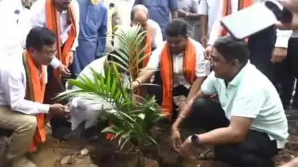 অমরপুর: পূর্ব গর্জিছড়া ভিলেজ কাউন্সিল অঞ্চলে আয়োজিত মেগা ওয়েল পাম্প প্লান্টেশন প্রোগ্রামে উপস্থিত রাজ্যের অর্থমন্ত্রী প্রনজিৎ