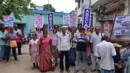 হাবরা ১: স্মার্ট মিটার লাগানো যাবে না এই দাবিকে সামনে রেখে হাবরা ইলেকট্রিক সাপ্লাই অফিসের সামনে বিক্ষোভ