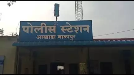 कळमनूरी: आखाडा बाळापुर येथे काचेची बॉटल एकाच्या ओठावर मारून केले जखमी,पोलिसात गुन्हा दाखल