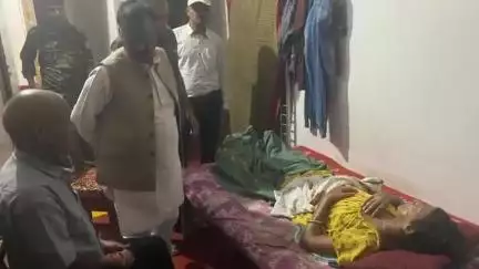 कान्हाचट्टी: चतरा विधायक जनार्दन पासवान ने खापलवानी गांव में अस्वस्थ प्रवीण कुमार सिंह की माता जी से मुलाकात की