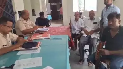 रानीगंज: रानीगंज थाना परिसर में वरीय पदाधिकारी के निर्देश पर 14 लाइसेंसी शस्त्रों का हुआ भौतिक सत्यापन