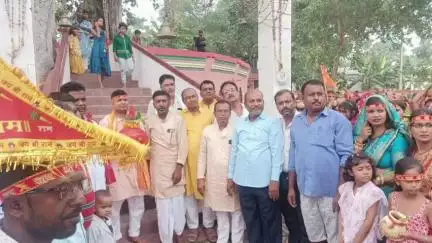 जंदाहा: धंधुआ महामाया स्थान परिसर में अष्टयाम यज्ञ के लिए निकाली गई भव्य कलश शोभायात्रा