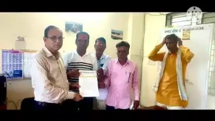 दतिया नगर: पालक शिक्षक संघ ने जिला शिक्षा अधिकारी यू एन मिश्रा को हटाने की मांग को लेकर डिप्टी कलेक्टर भारत कुमार को ज्ञापन सौंपा