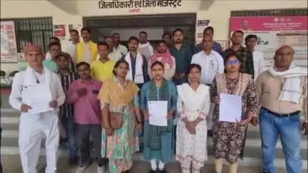 ज्ञानपुर: ज्ञानपुर डीएम कार्यालय पर सिंचाई विभाग के कर्मचारियों ने किया प्रदर्शन