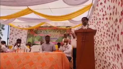 हैदरगढ़: कान्हूपुर गांव में चतुर्भुज मंदिर परिसर में NBRI के वैज्ञानिकों ने किसानों को पान की उन्नत किस्मों की जानकारी दी