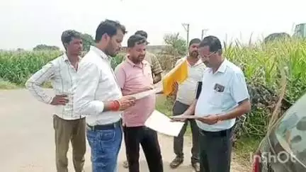 संभल: तश्तपुर गोसाई में प्रशासन ने प्लाटिंग पर चलाया बुलडोजर, कई बीघा जमीन पर की गई कार्रवाई: एसडीएम