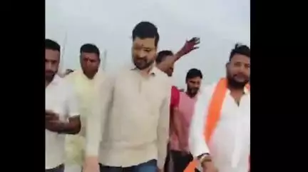 देपालपुर: विधायक मनोज पटेल की मौजूदगी में निर्माणाधीन बूचड़खाने पर चली जेसीबी, हिंदू संगठनों ने किया था विरोध