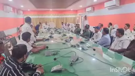 मिशन चौक नगर निगम में निगमायुक्त नीलेश दुबे की अध्यक्षता में ई-केवाईसी अभियान को तेज़ करने के लिए बैठक