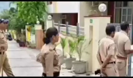 नरेन्द्रनगर: मुनि की रीति में पुलिस ने फ्लैट में निवास कर रहे व्यक्तियों की जांच की, 10 के खिलाफ हुई कार्रवाई