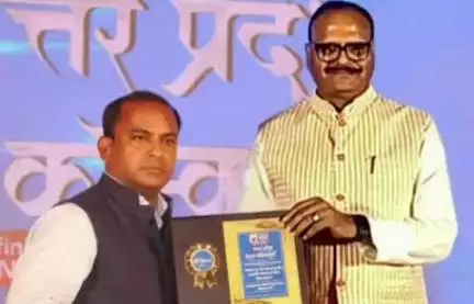मुगलसराय: सकलडीहा में आयुर्वेद और नेचुरोपैथी से बेहतर इलाज कर रहे डॉक्टर को यूपी के डिप्टी सीएम ने लखनऊ में किया सम्मानित