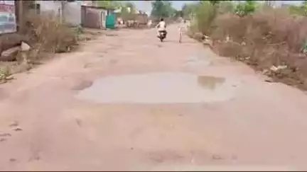 छतरपुर: गठेवरा गांव तक जाने वाली सड़क पर कीचड़, छतरपुर शहर से जोड़ने वाली सड़क की हालत खराब!