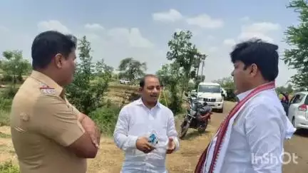 भंडारा: बोरगाव शेतशिवारात खासदार प्रशांत पडोळे यांनी दिली भेट ; रस्ता बांधकामाविषयी अधिकाऱ्यांना ठणकावले