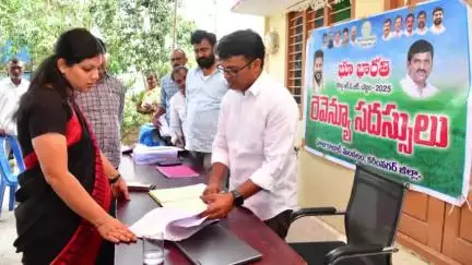 హుజూరాబాద్: మండలంలోని కనుకులగిద్దె గ్రామపంచాయతీ ఆవరణలో నిర్వహించిన భూభారతి రెవెన్యూ సదస్సుకు హాజరైన జిల్లా కలెక్టర్ పమేలా సత్పతి