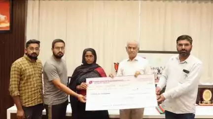 અંજાર: સરહદ ડેરી ખાતે મંડળીઓના દિવંગત સભાસદના વારસદારને 1 લાખ રૂપિયા વીમા સહાયની ચુકવણી કરવામાં આવી