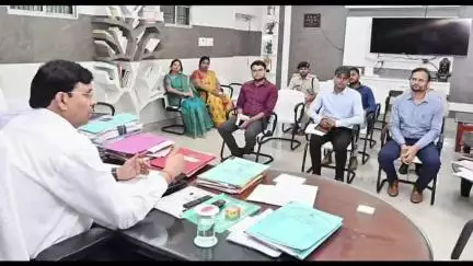 बक्सर: कार्यभार संभालते ही डीएम ने ज़िले के अधिकारियों को जनहित में कार्य करने का निर्देश दिया