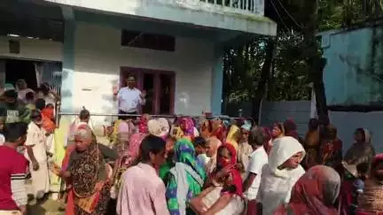 মানকাচৰ: অসম প্ৰদেশ কৃষক কংগ্ৰেছৰ জিলা সাধাৰণ সম্পাদকৰ ঘৰ ঝাউডাঙাত ৰাইজৰ হেতাওপৰা ভীৰ,উপস্হিত সহস্ৰাধিক ৰাইজ