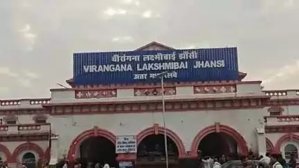 झांसी: झांसी मंडल द्वारा 'प्लास्टिक प्रदूषण समाप्त करें' थीम पर चलाया जा रहा अभियान