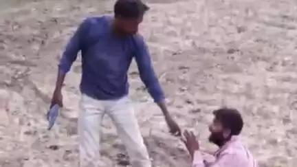 नौतनवा: पैसिया बाबू गांव में युवक को चप्पल से मारने का फोटो हुआ वायरल