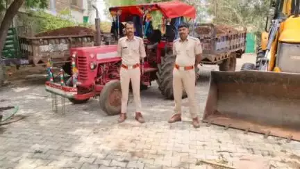 अकलेरा: अकलेरा क्षेत्रीय वन अधिकारी के नेतृत्व में घाटोली वन क्षेत्र में मिट्टी का अवैध खनन करते JCB और 2 ट्रैक्टर जब्त