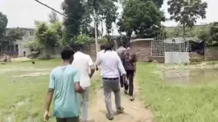 गोड्डा: खबर का असर: जोड़ा पोखर मोहल्ले की सड़क और नाली की समस्या पर प्रशासन हरकत में, समाजसेवी और JE पहुंचे