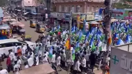 నరసాపురం: పట్టణంలో వైసీపీ పార్టీ జిల్లా అధ్యక్షులు ముదునూరి ప్రసాదరాజు ఆధ్వర్యంలో వెన్నుపోటు దినం భారీ ర్యాలీ