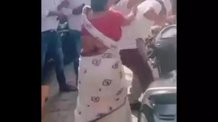 झांसी: पंजाबी कॉलोनी में बिजली विभाग के जेई की महिला ने थप्पड़ों से की पिटाई, वीडियो हुआ वायरल