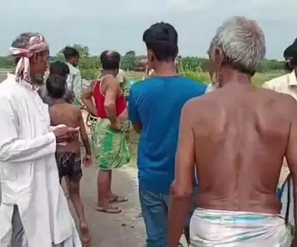 बहादुरगंज: बहादुरगंज में तेज रफ्तार बाइक ने राहगीर को रौंदा, हादसे में दो घायल