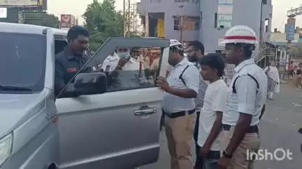 కరీంనగర్: నగరంలో బ్లూ ఫిలిం లు వాడే కారులకు, శబ్ద కాలుష్యా వాహనాలకు ప్రత్యేక వాహన తనిఖీలు నిర్వహించిన ట్రాఫిక్ పోలీసులు,