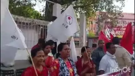आरा: मुजफ्फरपुर व भोजपुर (तेतरडीह) में बलात्कार कांड के खिलाफ भाकपा-माले ने स्वास्थ्य मंत्री मंगल पांडेय का पुतला दहन किया