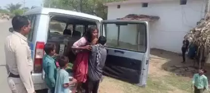 पंडरिया: ग्राम रवेली में मानसिक रूप से विक्षिप्त महिला को 112 की टीम ने सुरक्षित परिजनों के सुपुर्द किया
