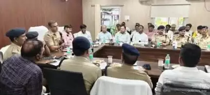 मुगलसराय: डीएम व एसपी की अध्यक्षता में आगामी त्योहारों को लेकर पुलिस लाइन में हुई जिला स्तरीय शांति समिति की बैठक
