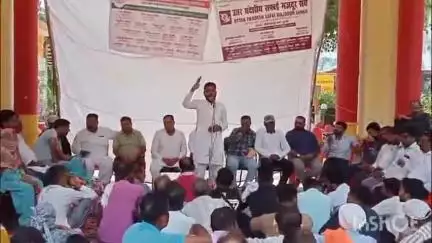 सहारनपुर: सहारनपुर में ठेका प्रथा के तहत सफाई कर्मियों को नौकरी से निकाले जाने के खिलाफ नगर निगम परिसर में अनिश्चितकालीन धरना शुरू