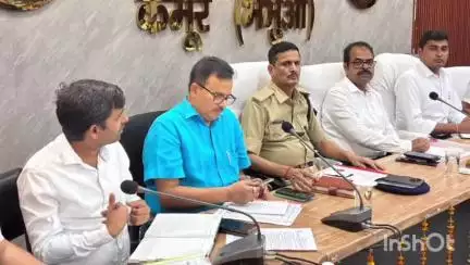 भभुआ: समाहरणालय सभागार कक्ष में डीएम और एसपी की अध्यक्षता में बकरीद पर्व को लेकर शांति समिति की बैठक आयोजित की गई