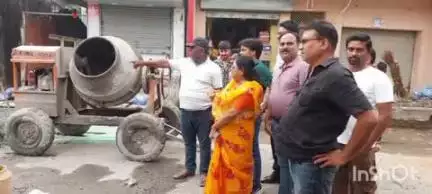 फारबिसगंज: फारबिसगंज नगर परिषद की मुख्य पार्षद वीणा देवी ने निर्माणाधीन सड़क का किया निरीक्षण